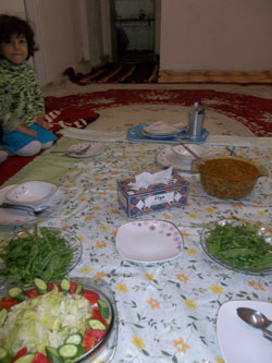 Sofre - Tischdecke auf dem Teppich ausgebreitet