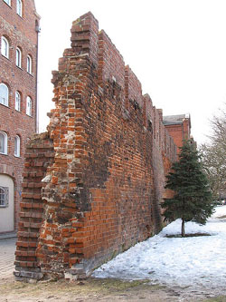 450px-Middle_Ages_defensive_walls_of_Gdansk_3