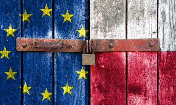 6230383-drewniane-drzwi-pomalowane-w-kolorach-643-385