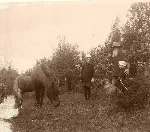 letni_wypoczynek_u_dziadunia_Hrebnickiego_ok_1930_fot_St