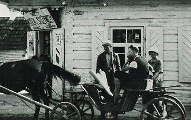 4._Dukszty_przed_sklepem_ok_1936