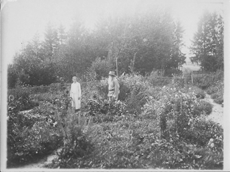 4_Adam_Hrebnicki_z_corka_Manieczka_w_swoim_sadzie_w_Raju