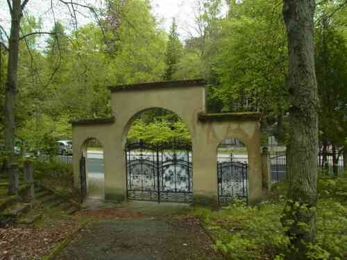 cmentarz-dziewczyna-zagadka (01)