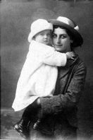 Malgorzata_Hrebnicka_z_corka_Julia_Petersburg_ok_1916