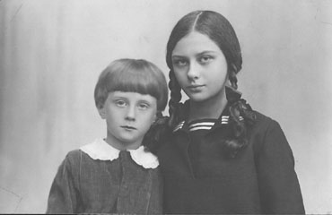 3._Julia_Hrebnicka_z_bratem_Kazimierzem_ok_1930