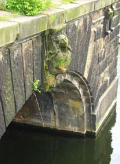 437px-Kaiser-Wilhelm-Nationaldenkmal_-_Sockel_5