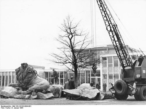 Zentralbild /Fuchs 3.1.1964 Die Löwen ... von Reinhold Begas finden vor dem Alfred-Brehm-Haus im Berliner Tierpark eine neue Heimstatt. Gegenwärtig werden sie hier aufgebaut.