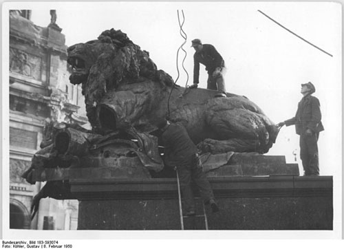 Löwenbändiger am Werk. Die Löwen vor dem Berliner Schloß werden zerlegt und abtransportiert. 80 Zentner wiegt das zähnefletschende Bronzetier, das mit einem Kran von seinem Sockel gehoben wird. Aufn.: Illus-Köhler 5316-50 str-8.2.50