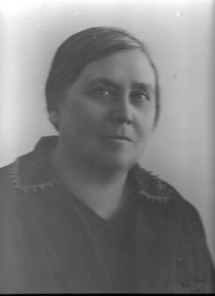 4._Julia_Rodziewiczowa_z_tylu_napis_Nie_Zapominajcie_Dro