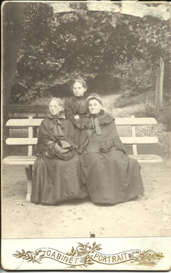 3_z_prawej_Kazimiera_Woyczynska_z_d_Szklennik_Paulina_Sz