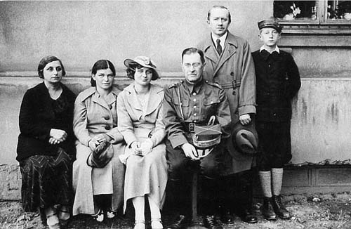 5.Boleslaw_Hrebnicki_w_mundurze_z_rodzina_Hrebnickich_pr