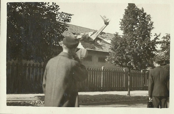 fot_2_szybowiec_po_katastrofie_przy_ul_Rakowieckiej