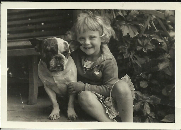 1_krysia_stankiewiczok_1935_w_berzenikach_z_ulubionym_ps