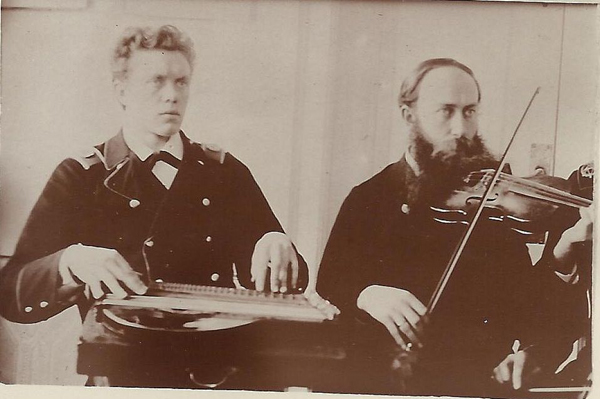 6_od_lewej_adam_hrebnicki_i_waclaw_stankiewicz_ok_1910_f