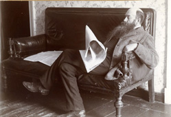 3_adam_hrebnicki_w_swoim_mieszkaniu_w_instytucie_lesnym_