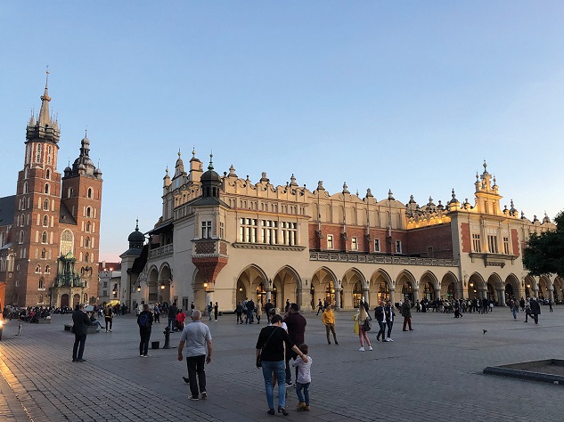 Der Krakauer Hauptmarkt in der Altstadt mit Blick auf die Marienkirche und die Sukiennice, fot. ©Arkadiusz Łuba