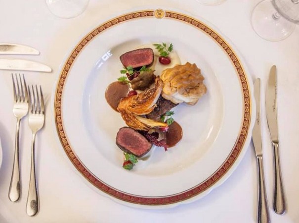 Rehrücken mit Topinambur, Thymian Eclair, Moosbeeren und karamellisiertem Fenchel in„Wierzynek“