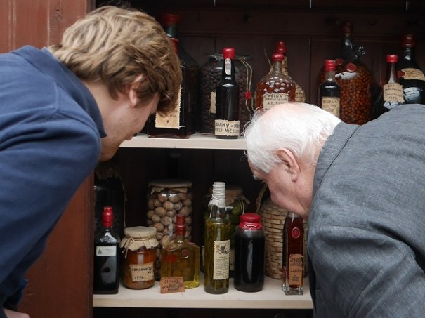 Reporter Arkadiusz Łuba und Restaurantinhaber Jerzy Łodziński bei den hausgemachten Marinaden in Pod Aniołami, fot. © Arkadiusz Łuba