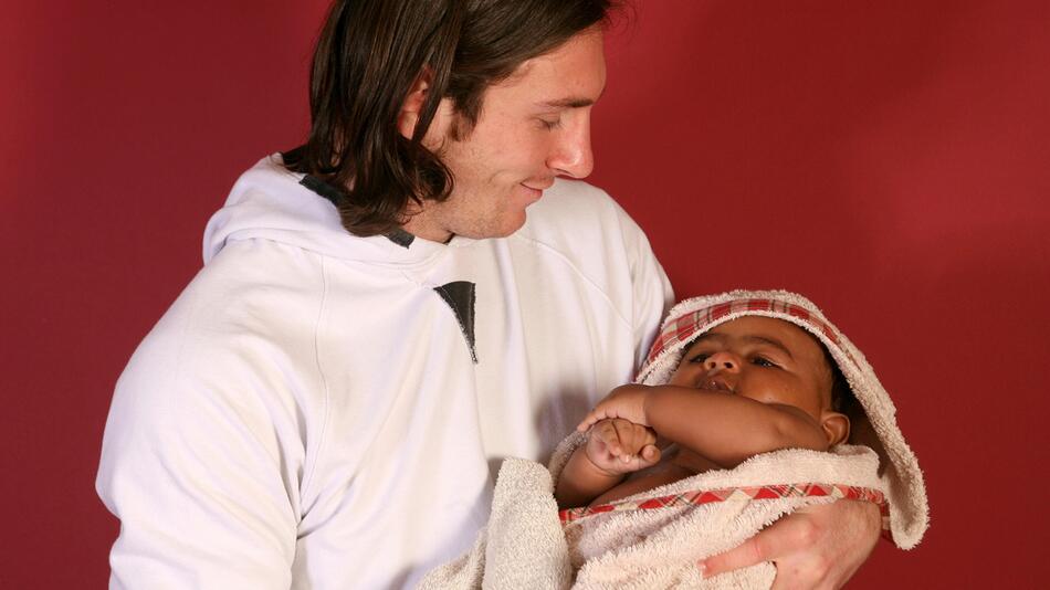 Lionel Messi mit Lamine Yamal im Arm, 2007